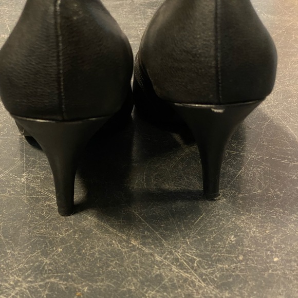 Black Kenneth Cole reaction heels. Size 7.5 US. - Picture 2 of 3